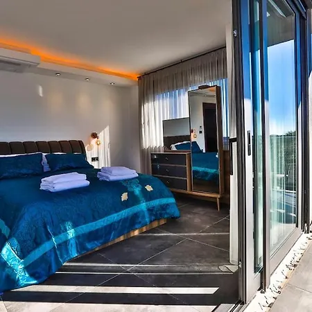 Ayuda Luxury 3 Bed Retreat * Side