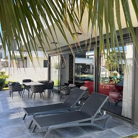 Ayuda Luxury 3 Bed Retreat Side